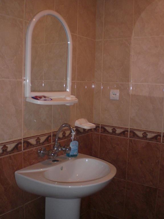 Guest House Nona Κουτάισι Δωμάτιο φωτογραφία